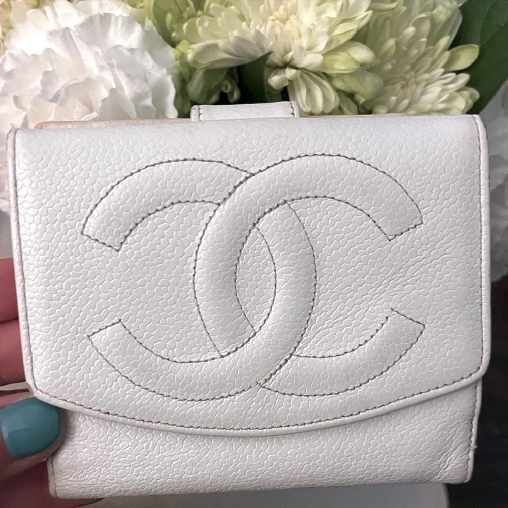 VINTAGE Caviar Timeless CC BIFOLD Wallet in White - Picture 10 of 16